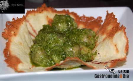 Gnocchis al pesto en cesta de parmesano