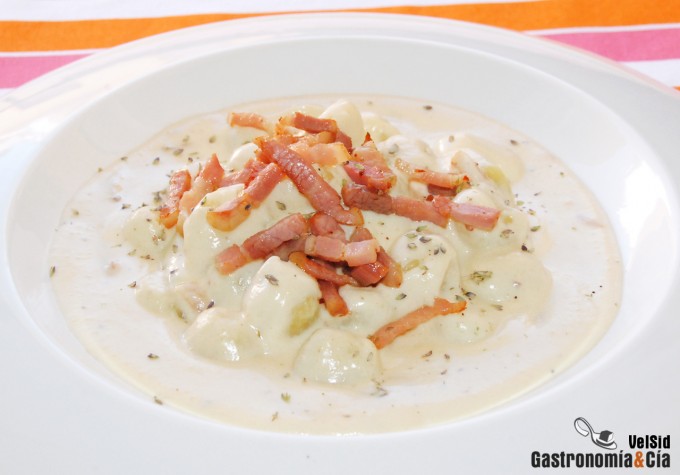 Gnocchi a los cuatro quesos con bacon 