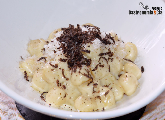 Ñoquis cremosos con mascarpone, parmesano y trufa negra