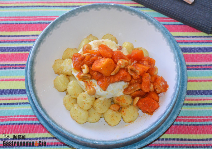 Ñoquis con papaya y queso de cabra a la plancha
