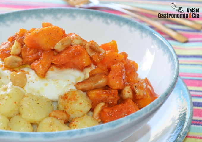 Ñoquis con papaya y queso de cabra a la plancha