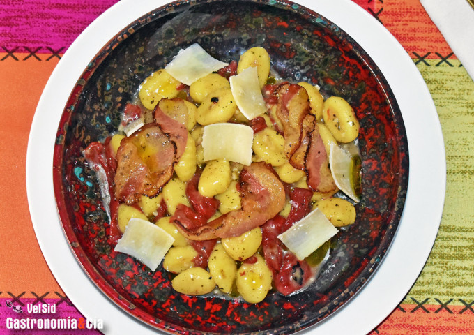 Gnocchi con pimientos asados, guanciale y parmesano
