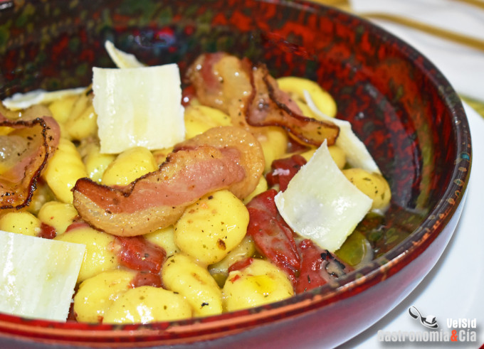 Gnocchi con pimientos asados, guanciale y parmesano