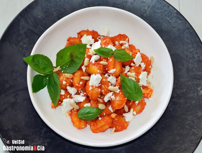 Gnocchi con tomate y ricota salada