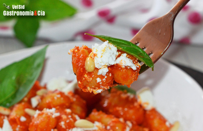 Gnocchi con tomate y ricota salada