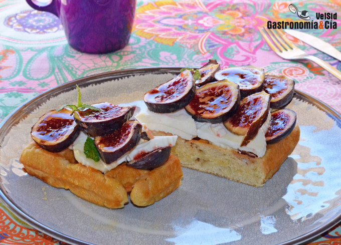 Gofres con queso fresco, higos y miel