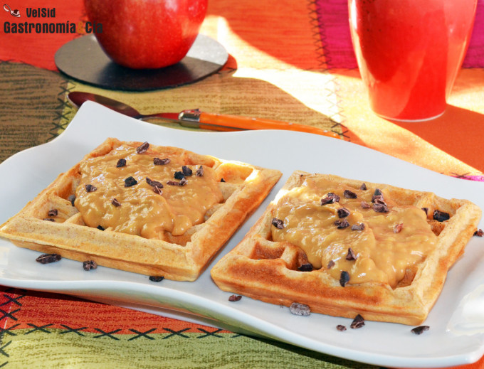 Gofres de espelta con tartinade de plátano y cacahuete