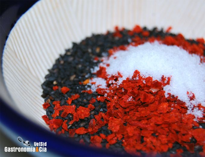 Gomasio negro con guindilla