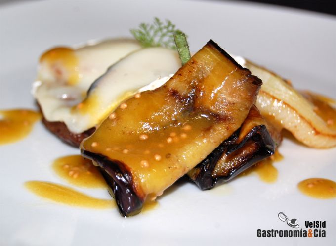 Hamburguesa con berenjena, queso y vinagreta de arce