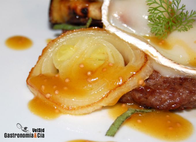 Hamburguesa con berenjena, queso y vinagreta de arce