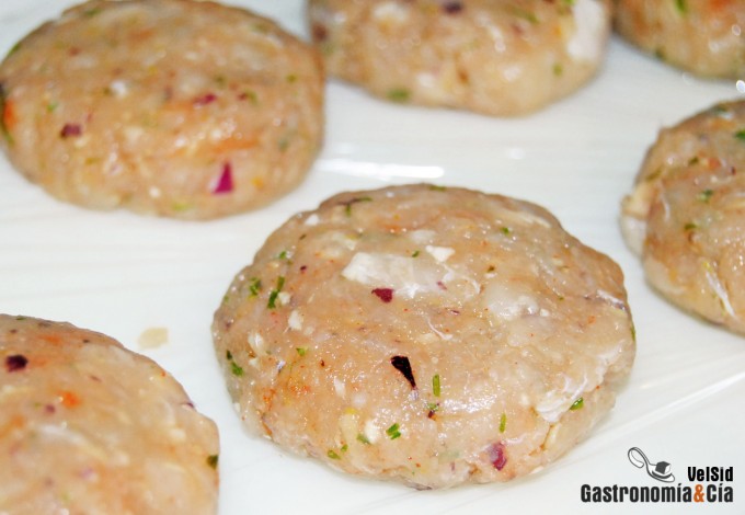 Hamburguesa de pescado con mayonesa de wasabi y ponzu