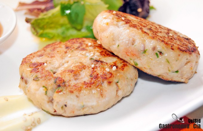 Hamburguesa de pescado con mayonesa de wasabi y ponzu