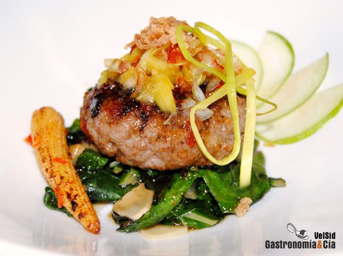 Hamburguesa con acelgas, puerro y salsa de chile dulce