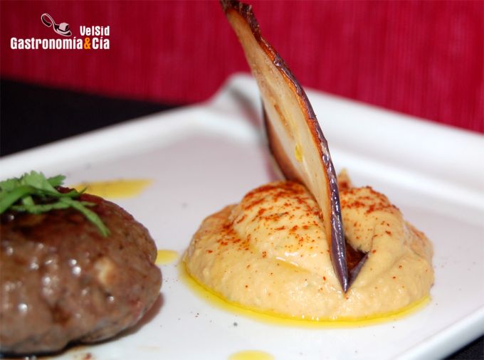 Hamburguesas especiadas con hummus y berenjena crujient