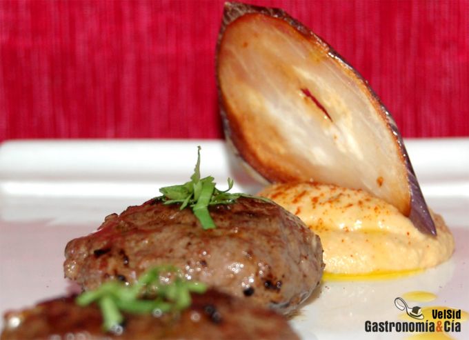 Hamburguesas especiadas con hummus y berenjena crujient