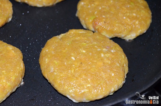 Hamburguesas de merluza con ensalada de alubias de Sant