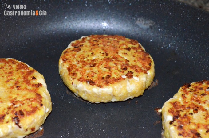 Hamburguesas de merluza con ensalada de alubias de Sant