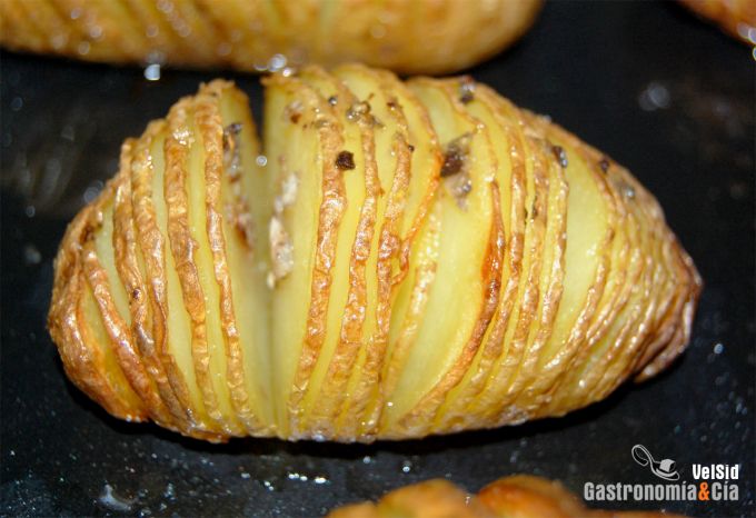 Patatas Hasselback con ajo y clavo