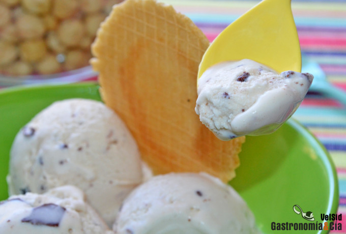 Helado de avellana y chocolate crujiente