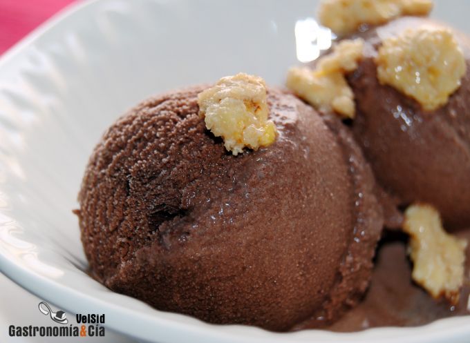Helado de chocolate amargo con haba tonka