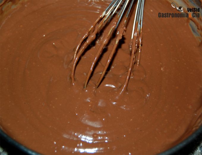 Helado de chocolate con cookies de chocolate y sirope d