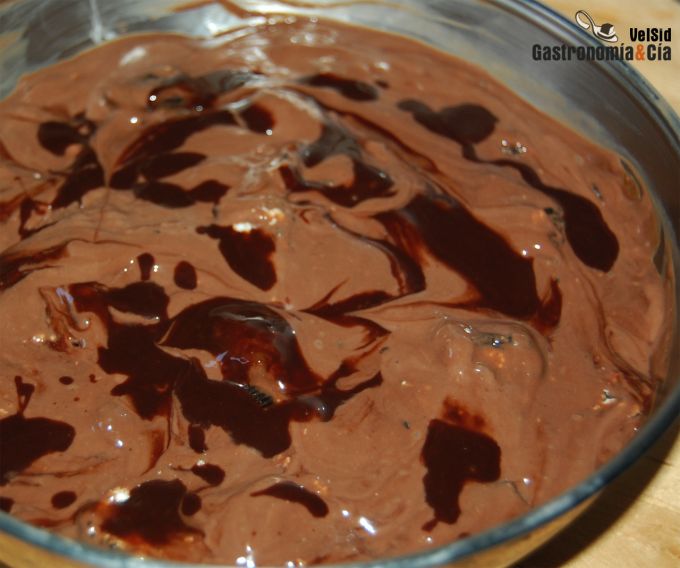 Helado de chocolate con cookies de chocolate y sirope d
