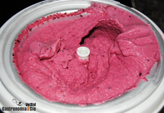 Helado de yogur y frutos rojos