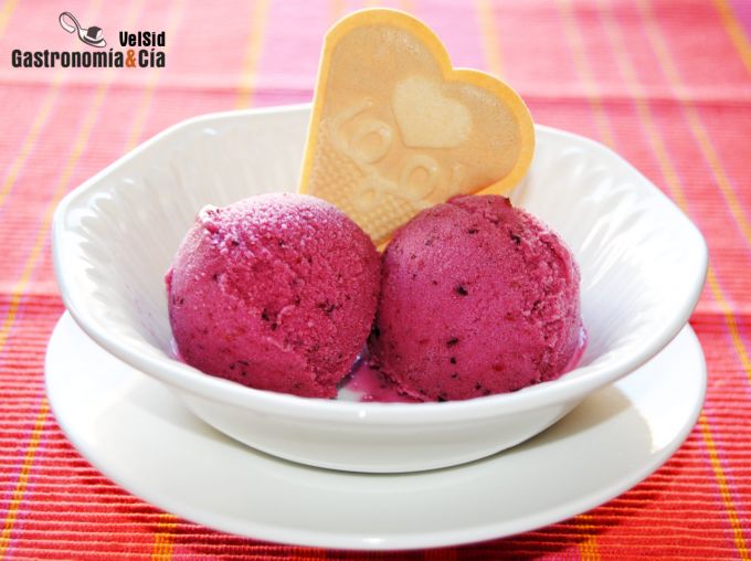 Helado de yogur y frutos rojos