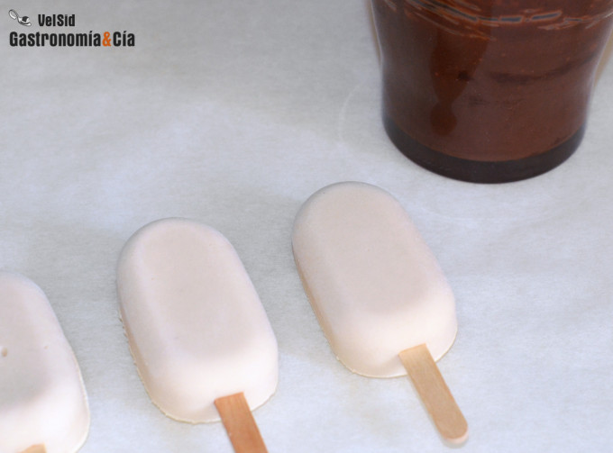 Helado de yogur, caramelo y chocolate