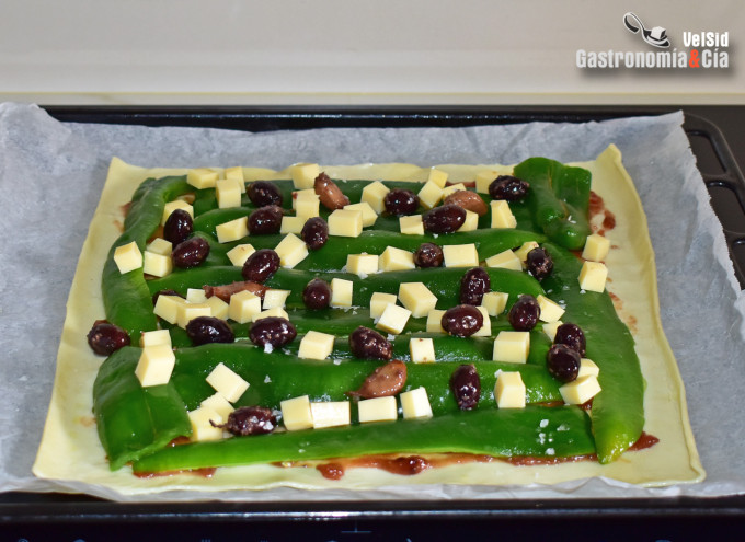 Hojaldre con mermelada de tomate, pimientos verdes y ac