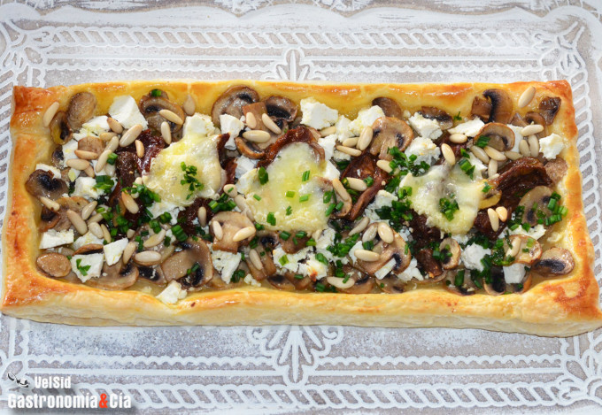 Tarta de hojaldre con champiñones, tomates secos y rico