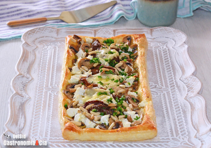Tarta de hojaldre con champiñones, tomates secos y rico