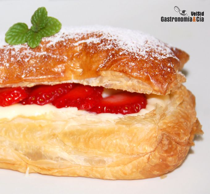 Cofre de hojaldre con crema de coco y fresones