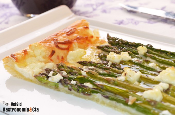 Tarta de hojaldre con espárragos y queso