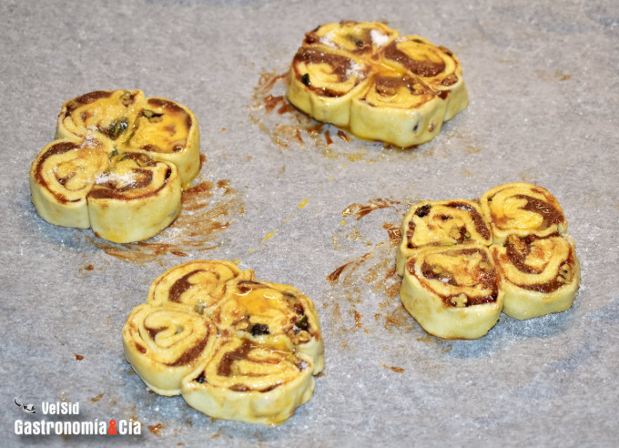 Flores de hojaldre con avellanas, nueces y semillas