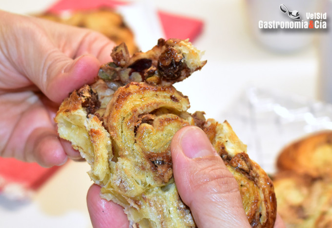 Flores de hojaldre con avellanas, nueces y semillas