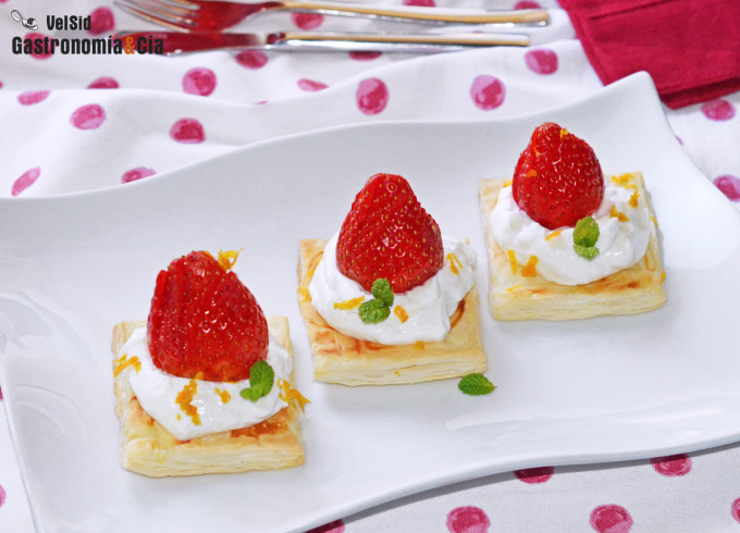Tartitas de hojaldre, fresas y labneh de naranja y card