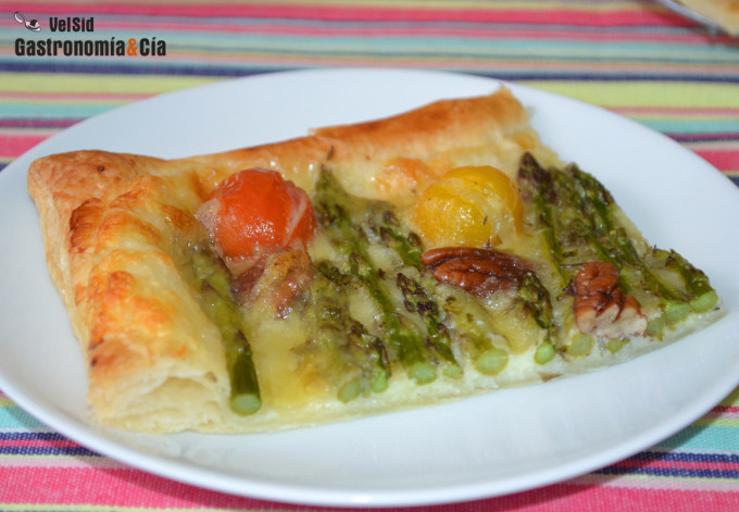 Hojaldre con mozzarella, espárragos y tomates cherry