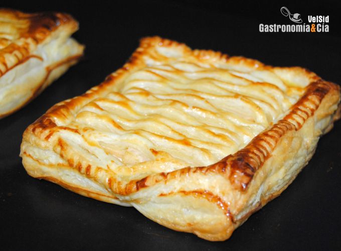 Tarta de hojaldre rellena de requesón y pera