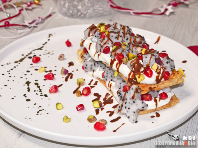 Hojaldre con yogur, pitaya y salsa de chocolate