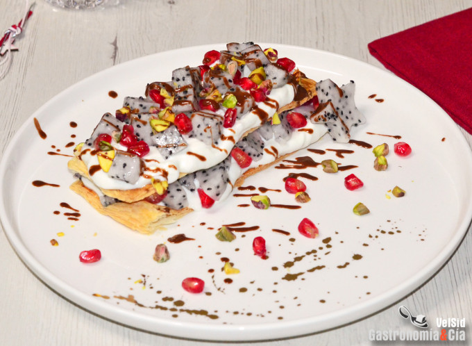 Hojaldre con yogur, pitaya y salsa de chocolate