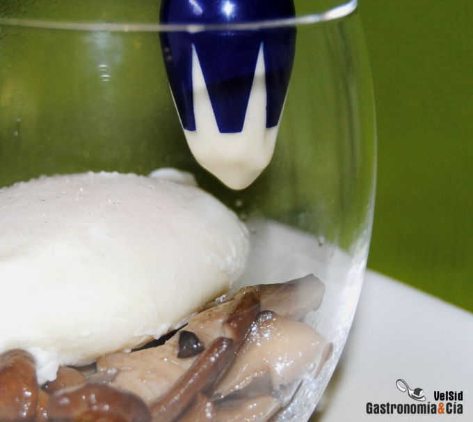 Huevo poché con setas y espuma de patata