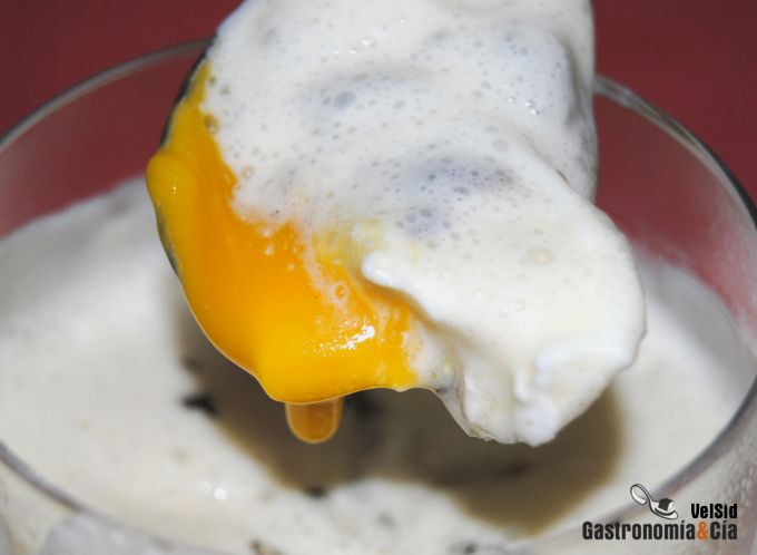 Huevo poché con setas y espuma de patata