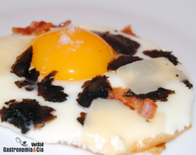 Huevo a la plancha con trufa negra, bacon y parmesano