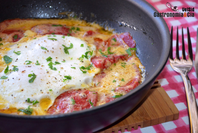 Huevos a la crema con pimientos del piquillo confitados