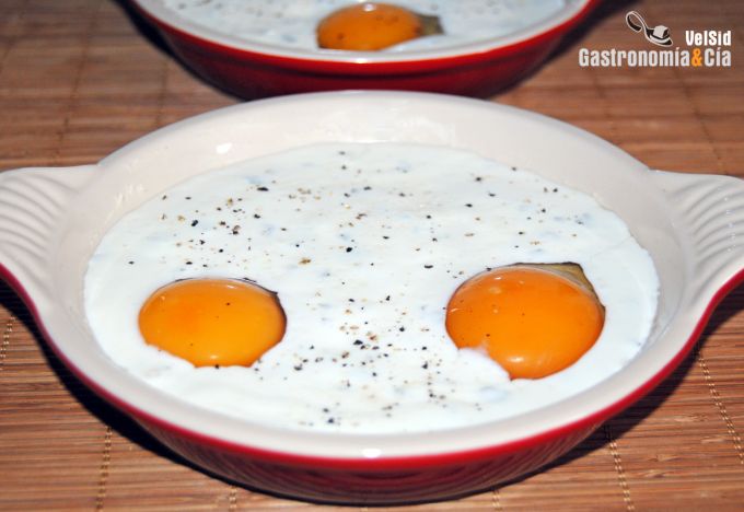 Huevos al horno con queso de cabra