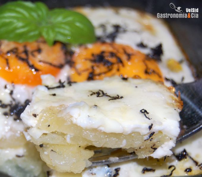 Huevos con patatas, trufa y parmesano