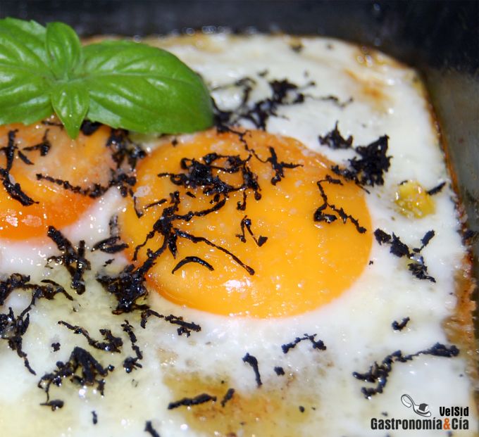 Huevos con patatas, trufa y parmesano