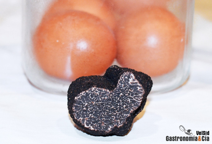 Cómo aromatizar huevos con trufa negra (Tuber melanospo