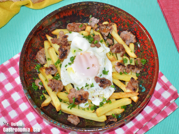 Huevos rotos con butifarra